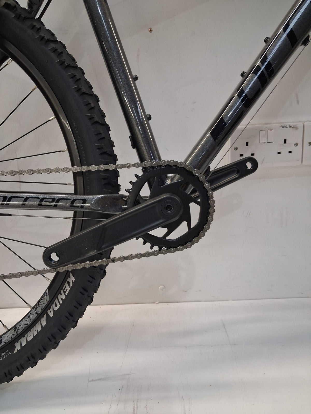 Carrera Vengeance Trail 8-Speed MTB 27.5in Mountain Bike - 20in Large - Grey