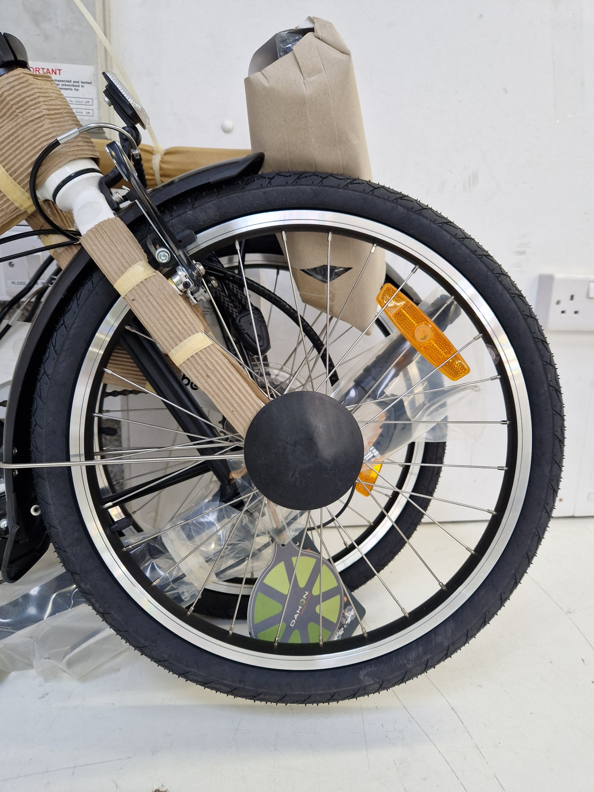 Dahon VYBE D7 Unisex 20" Wheel Compact 12kg 7-Speed Folding Bike Alloy White