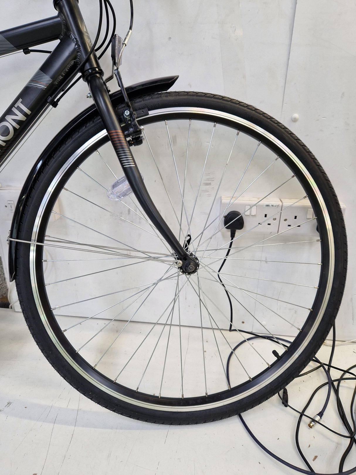 Apollo Belmont 7-Speed Men's Hybrid Bike 700c Wheels - Medium 18" Black