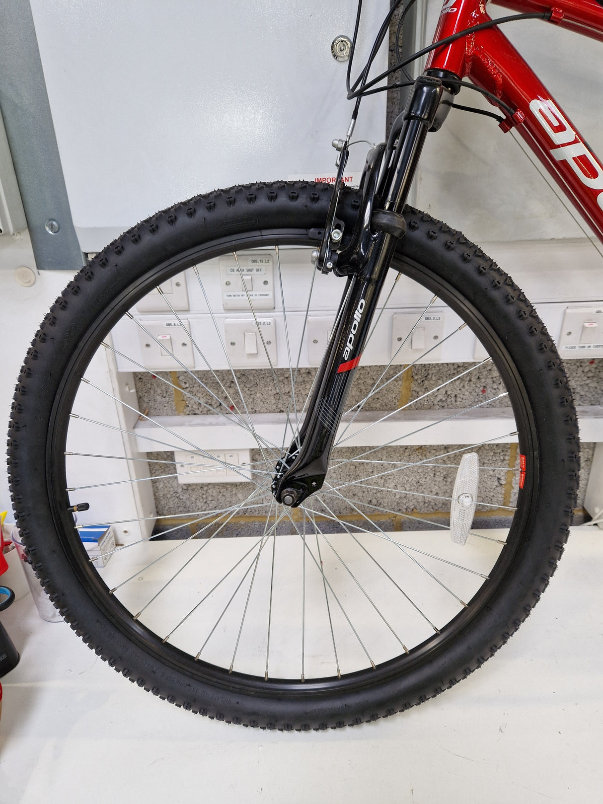 Apollo Phaze Red 18-Speed Men's Mountain Bike 27.5" Wheels - Large 20"