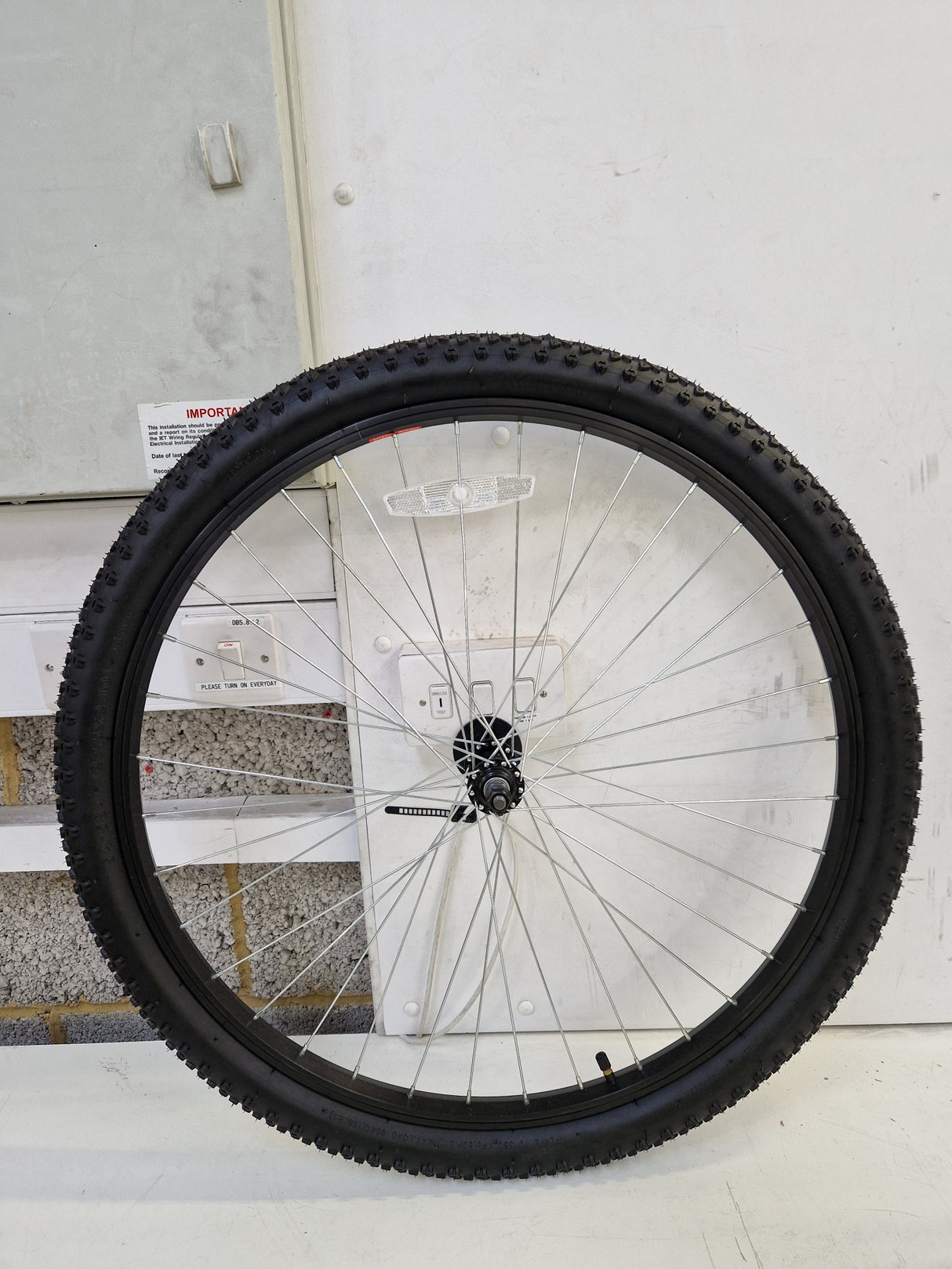 Apollo Slant Men's Mountain Bike 26" Wheels 18 Speed - 17" Medium - Silver