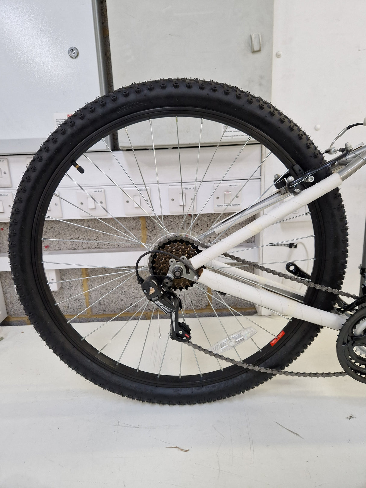 Apollo Slant Men's Mountain Bike 26" Wheels 18 Speed - 17" Medium - Silver