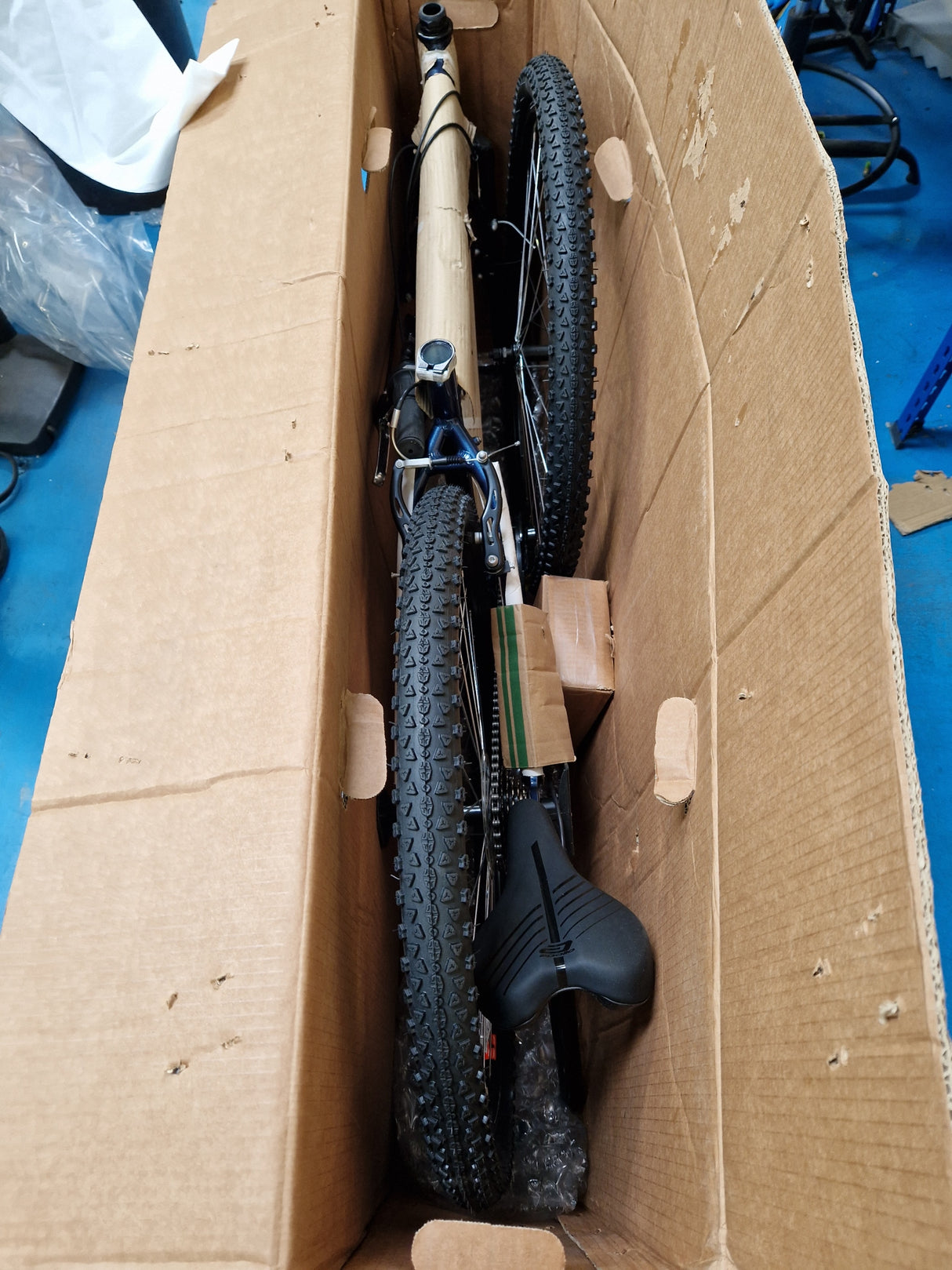 Apollo Phaze Men's Mountain Bike 18-Speed 27.5" Wheel - Medium 17" - Blue