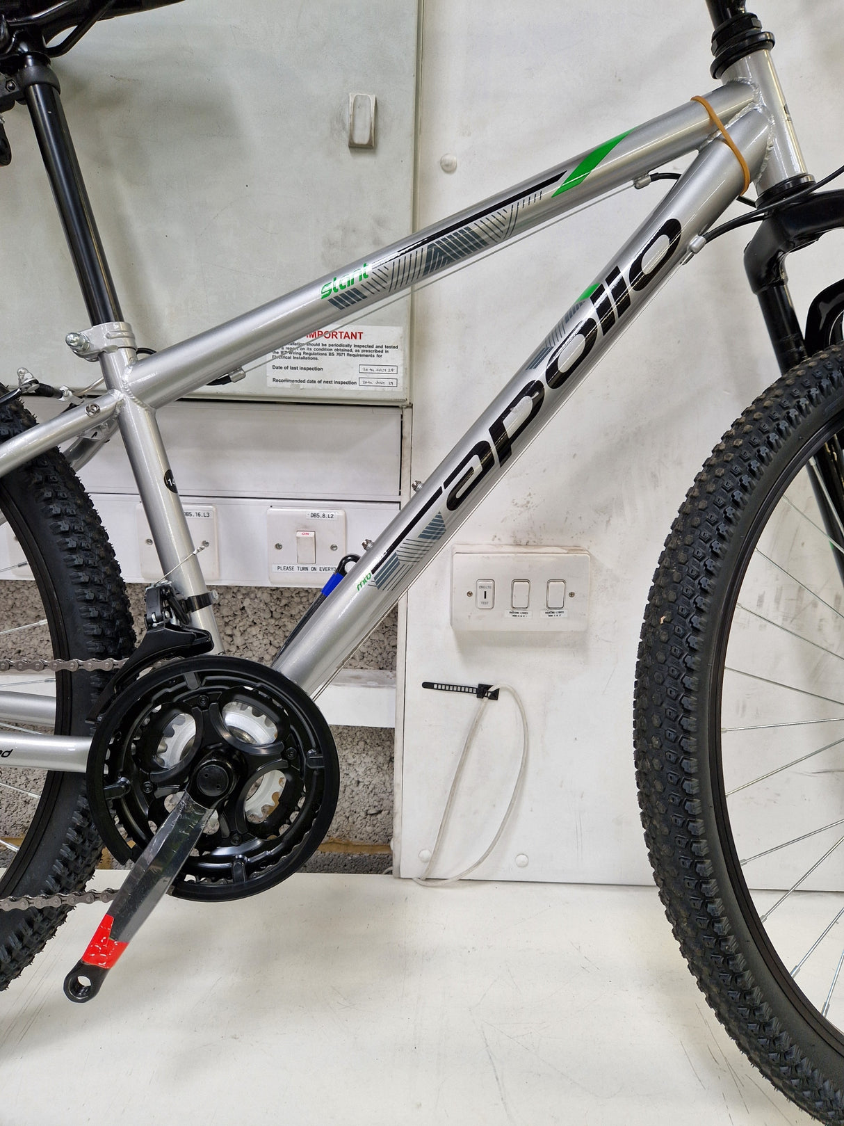 Apollo Slant 18 Speed V-Brake 27.5" Unisex Steel Mountain Bike Silver - Small