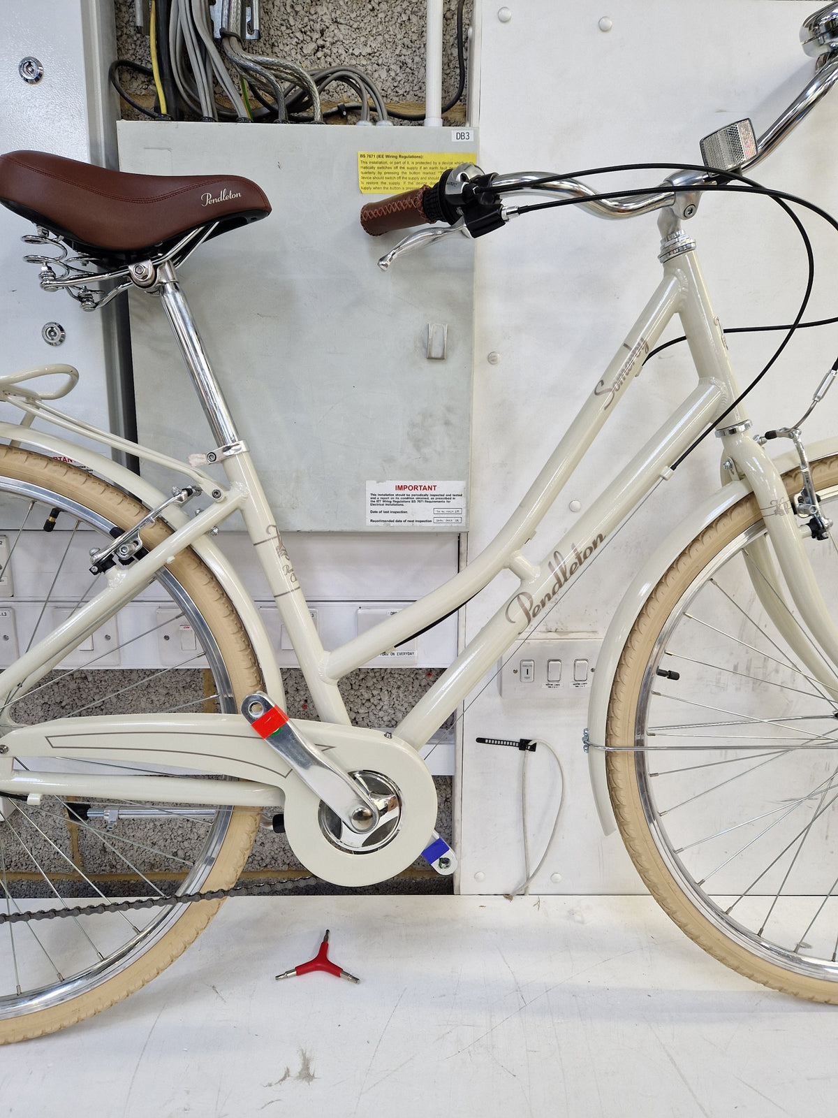 Pendleton Somerby 7-Speed 700c Women's Hybrid Bike - Bone - Small Light Grey