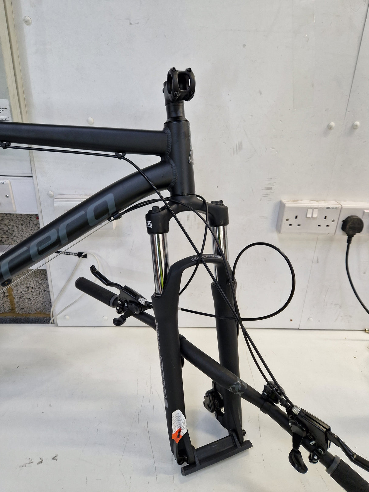 Carrera Vengeance Men's 16-Speed Alloy Mountain Bike - XL 22'' Frame - Black