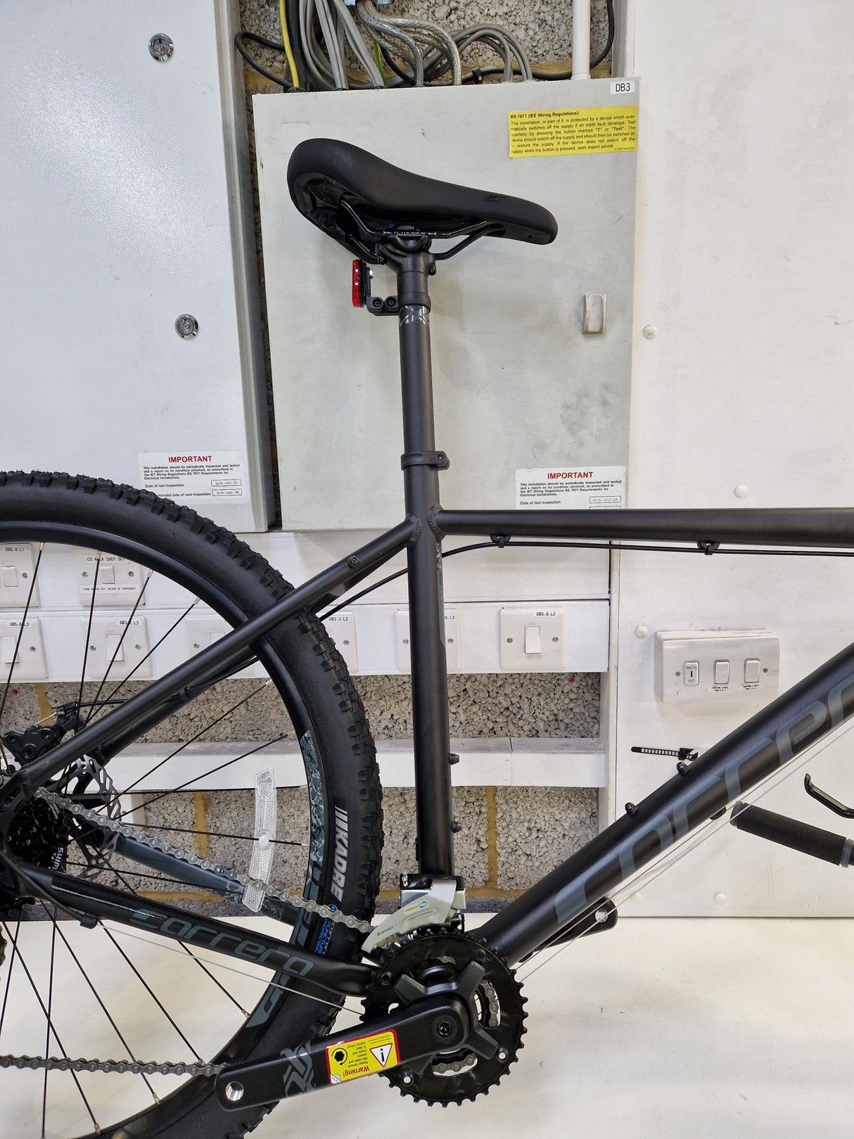 Carrera Vengeance Men's 16-Speed Alloy Mountain Bike - XL 22'' Frame - Black