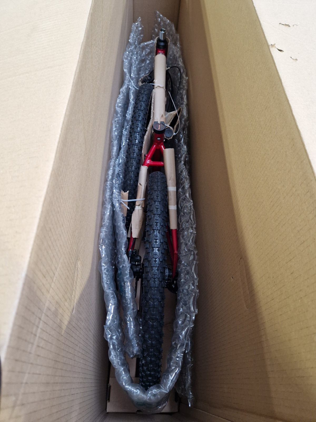 Carrera Valour Disc 27.5in Hardtail Mountain Bike - 18in Medium Frame - Red