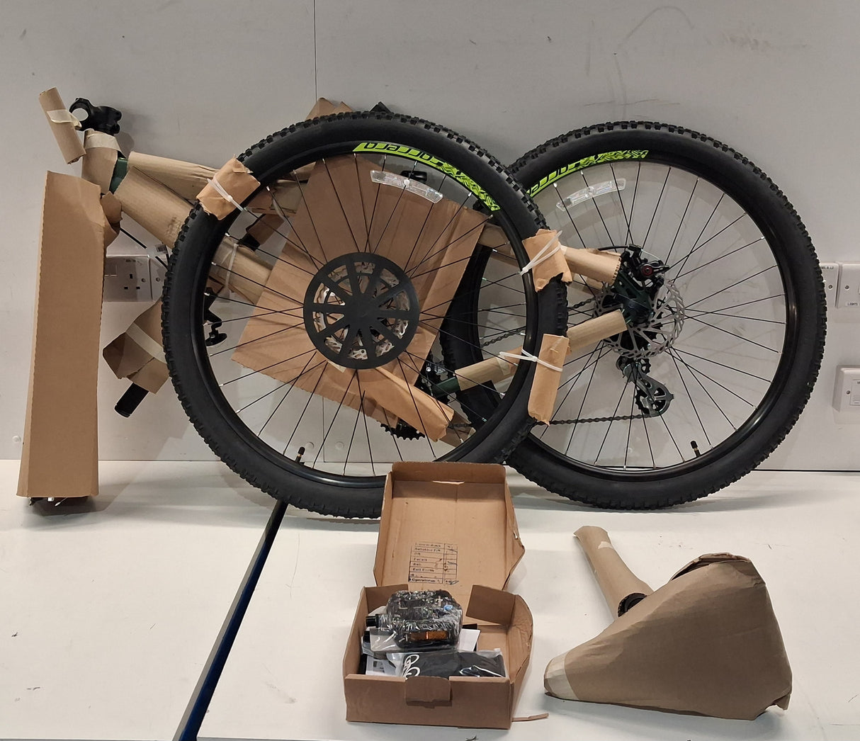 Carrera Vengeance Mens 16-Speed Disc Brake Mountain Bike - Green - Small