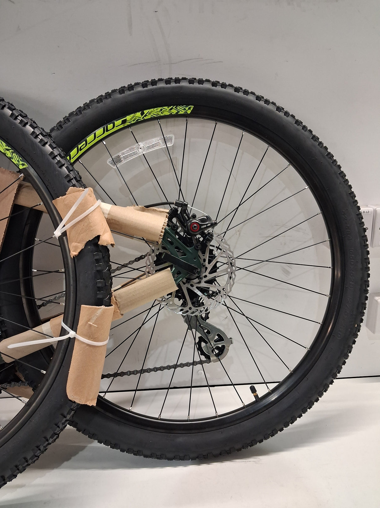 Carrera Vengeance Mens 16-Speed Disc Brake Mountain Bike - Green - Small