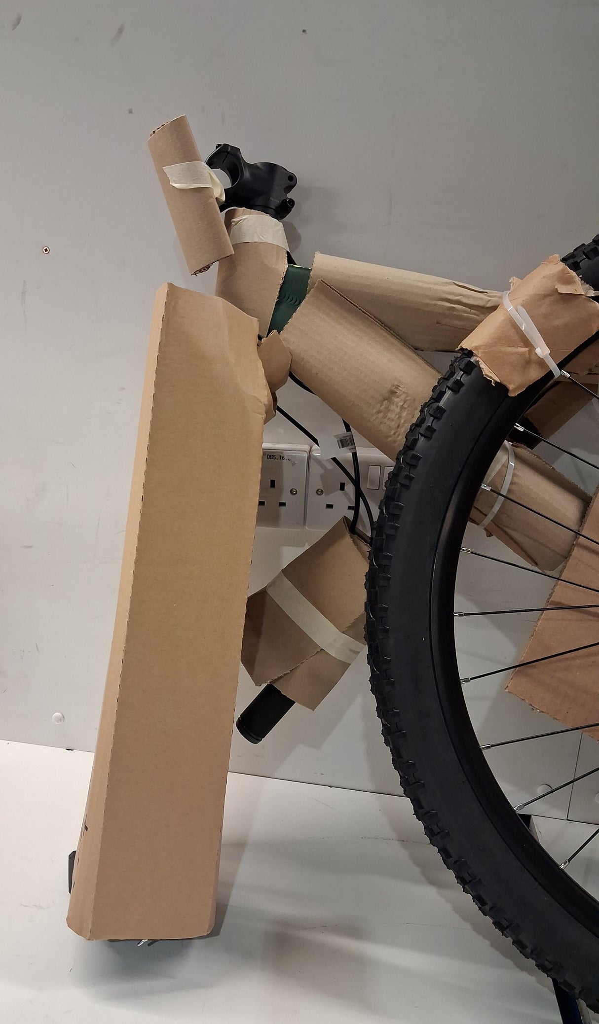 Carrera Vengeance Mens 16-Speed Disc Brake Mountain Bike - Green - Small