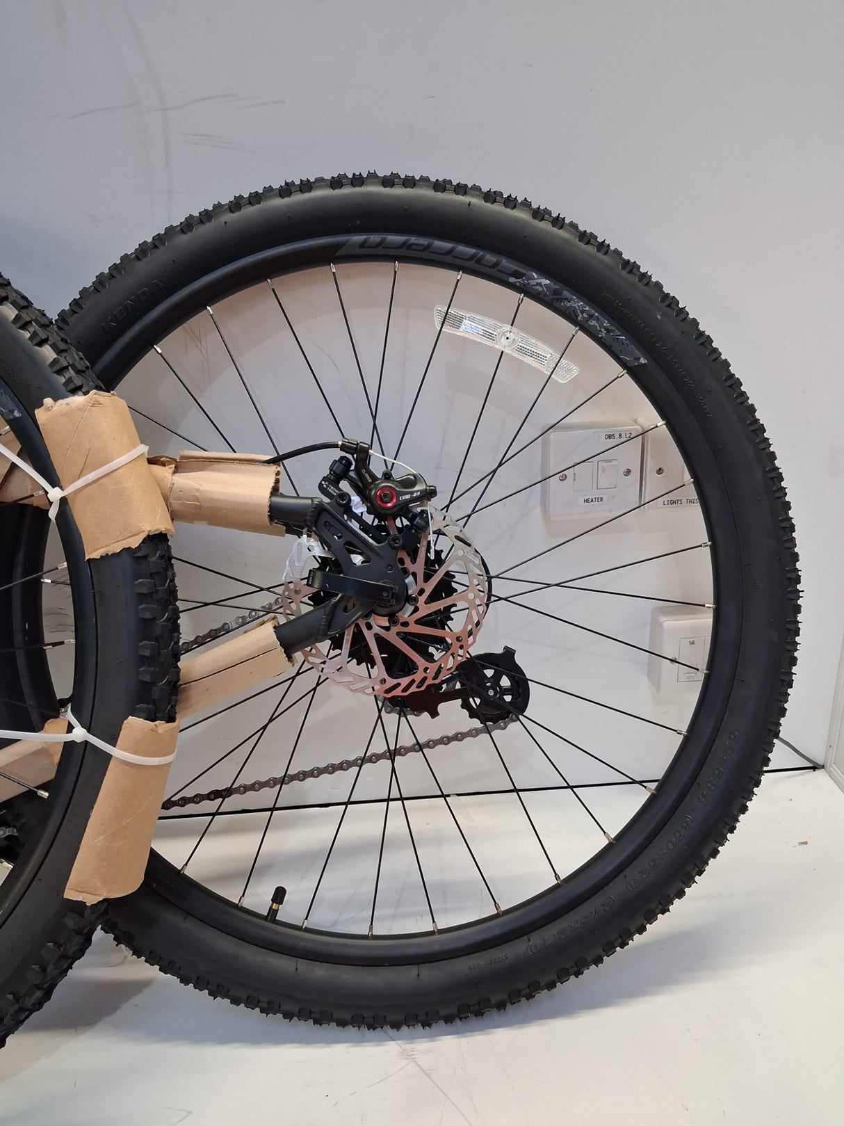 Carrera Vengeance Mens Disc Brake 16-Speed Mountain Bike - Black - X Small