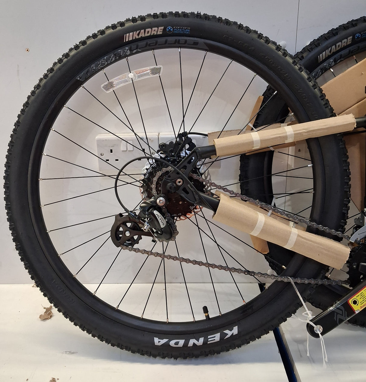 Carrera Vengeance Mens Disc Brake 16-Speed Mountain Bike - Black - X Small