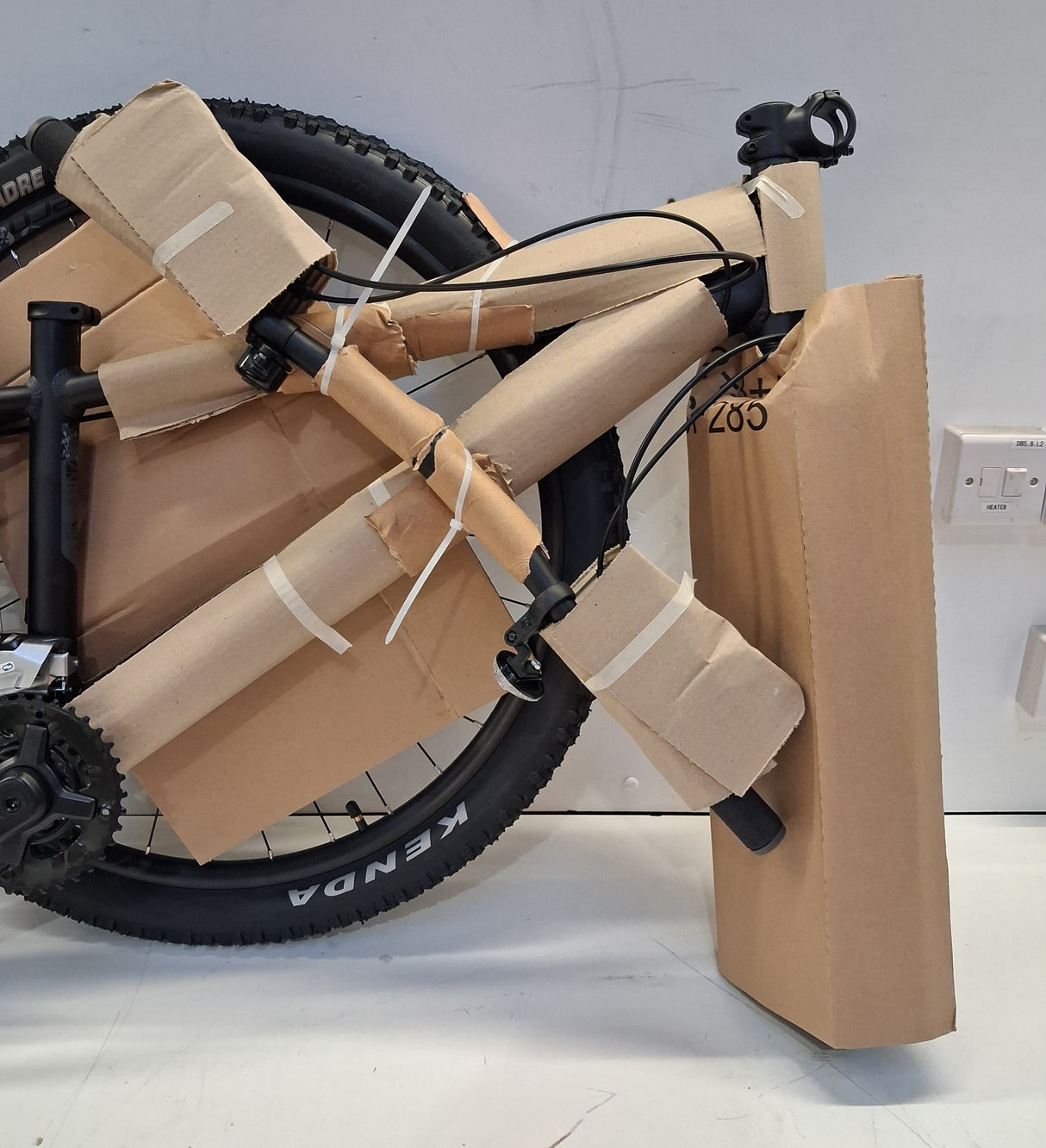 Carrera Vengeance Mens Disc Brake 16-Speed Mountain Bike - Black - X Small