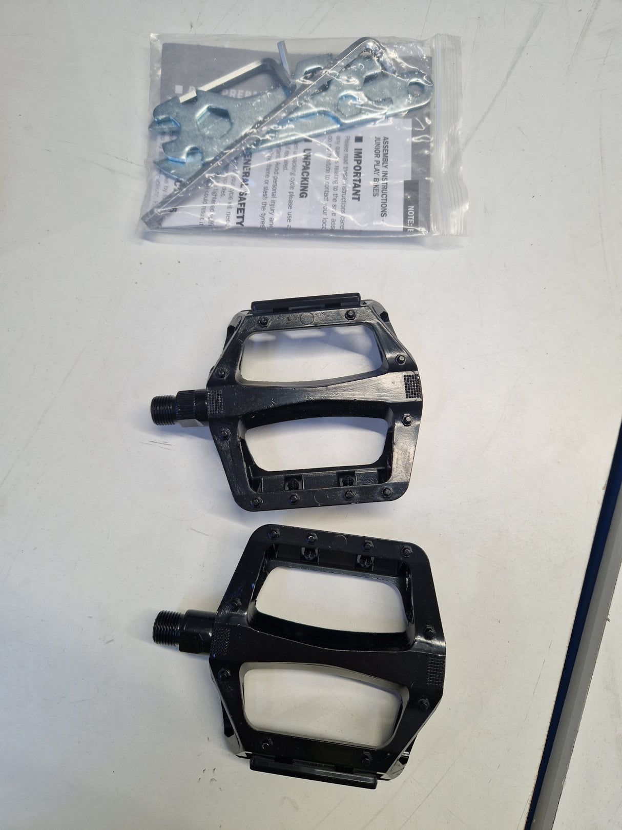 Carrera Valour Disc Mens 16-Speed Mountain Bike - Red - 14'' X-Small Frame