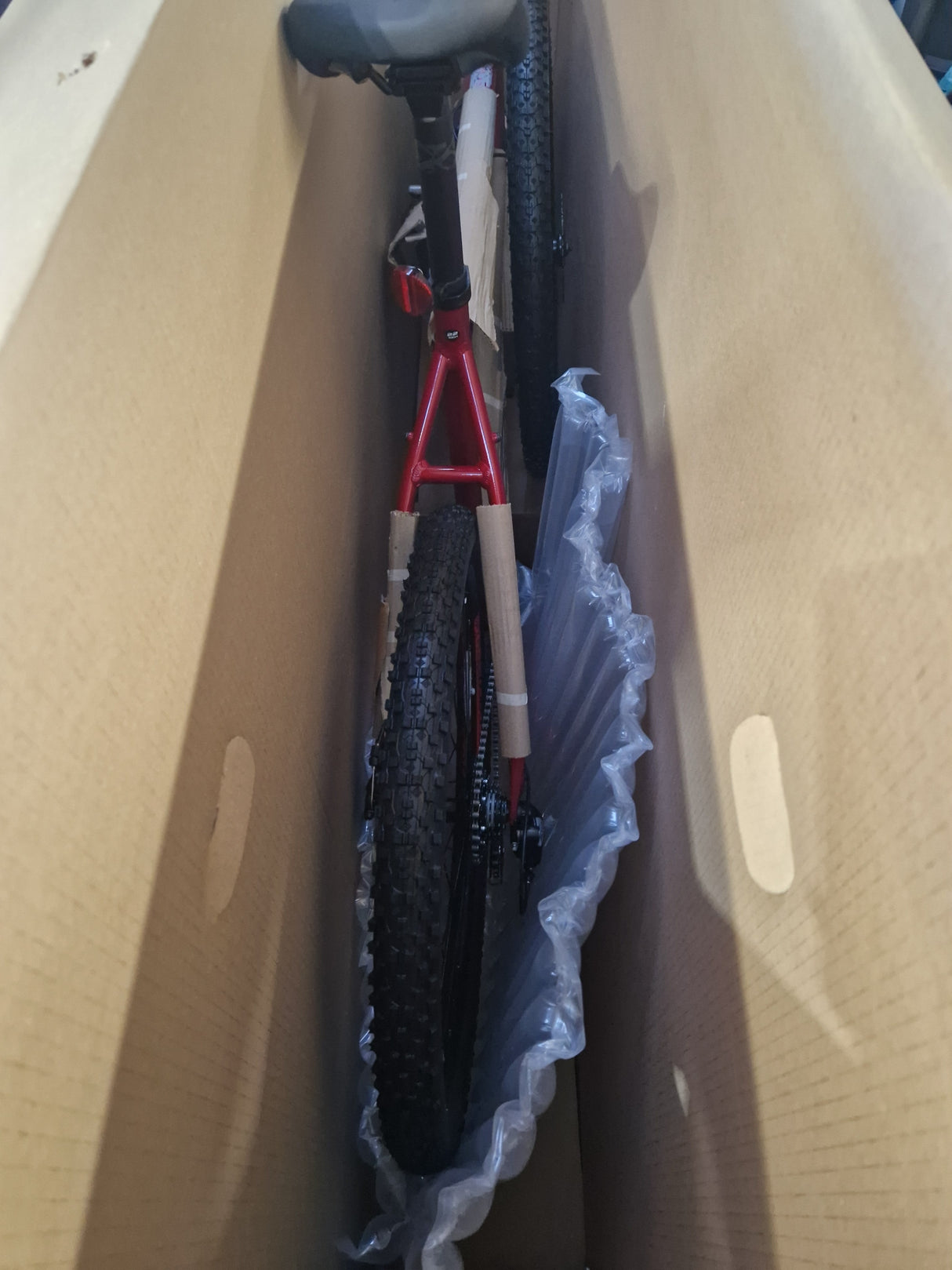 Carrera Valour Disc Men's 16-Speed Mountain Bike - Red - X-Large 22'' Frame