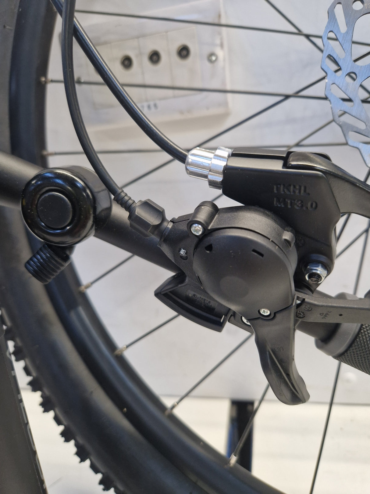 Carrera Valour Disc Men's 16-Speed Mountain Bike - Red - X-Large 22'' Frame