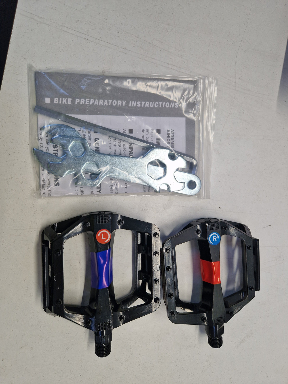 Carrera Valour Disc Men's 16-Speed Mountain Bike - Red - X-Large 22'' Frame