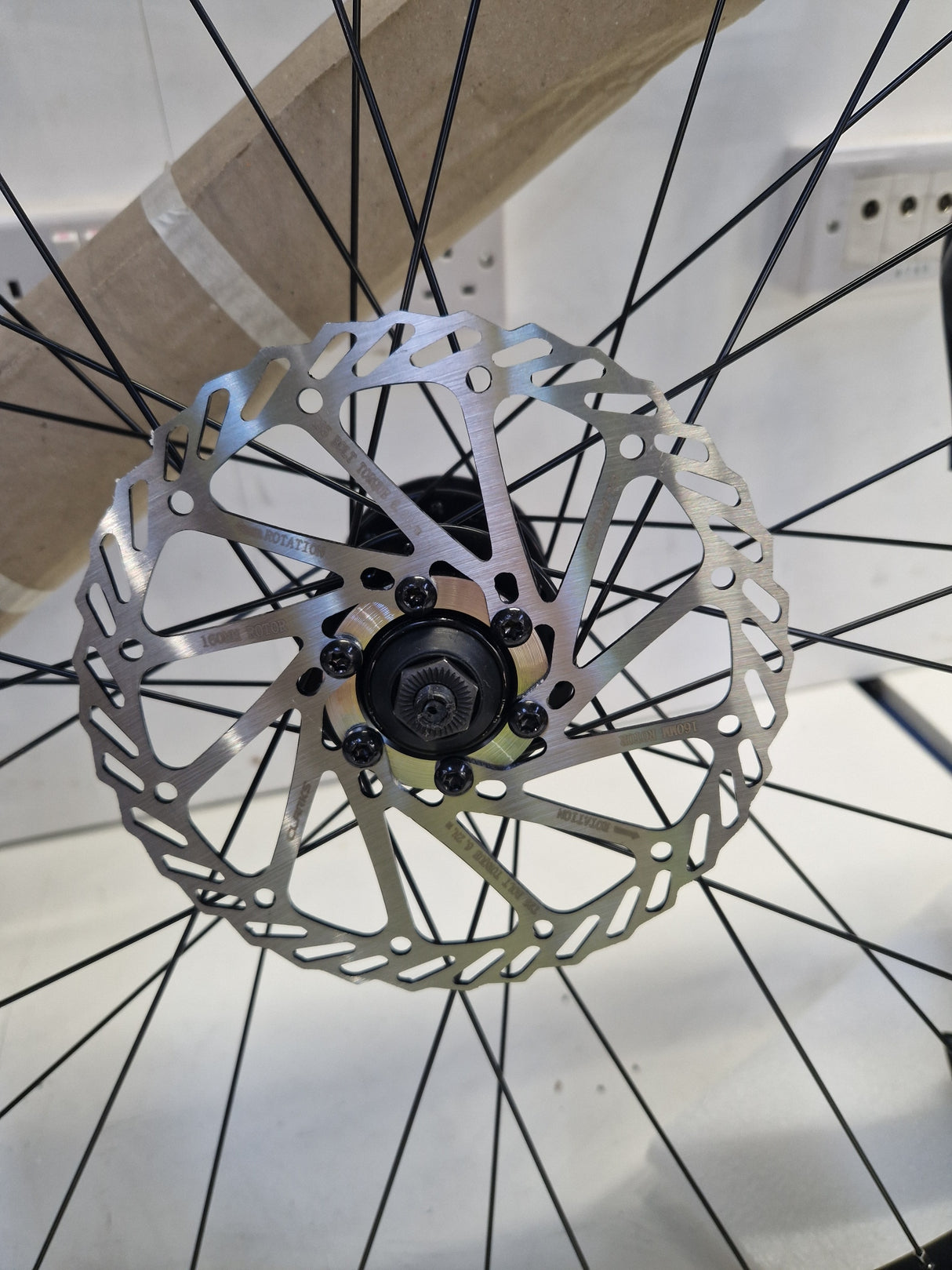 Carrera Valour Disc Men's 16-Speed Mountain Bike - Red - X-Large 22'' Frame