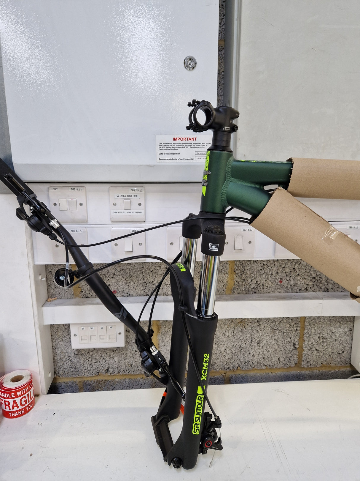 Carrera Vengeance Men's 16 Speed Medium 18'' Alloy Mountain Bike - Green