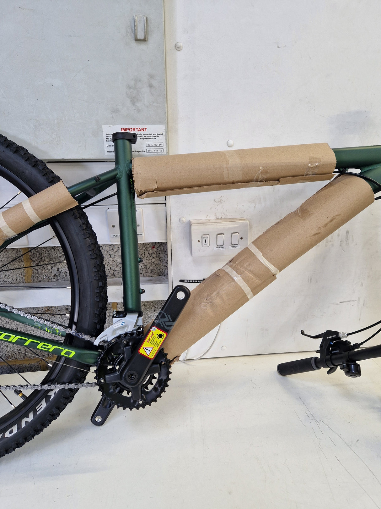 Carrera Vengeance Men's 16 Speed Medium 18'' Alloy Mountain Bike - Green