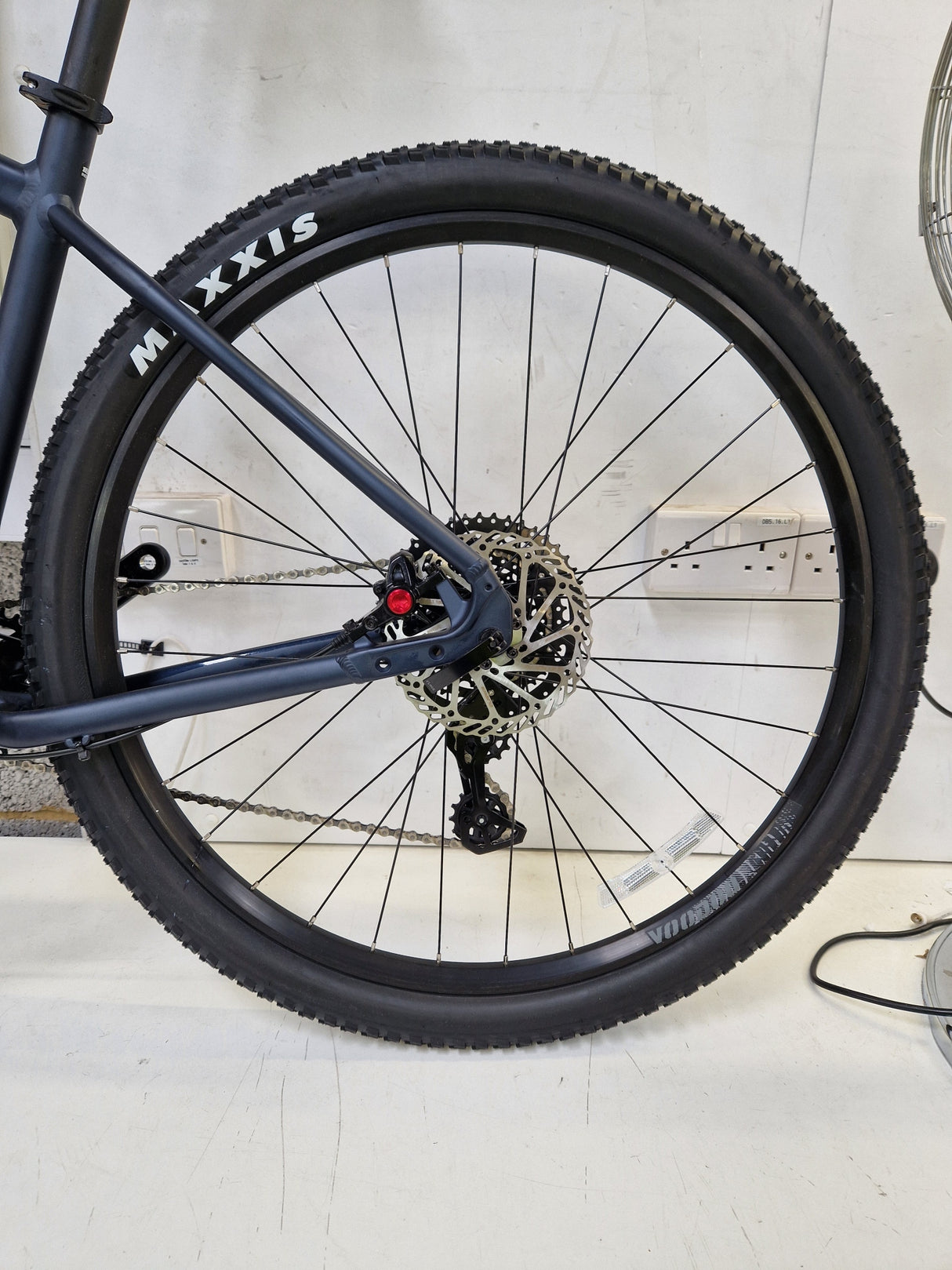 Voodoo Braag Men's Front Suspension 9-Speed Mountain Bike - Size 18 - Grey