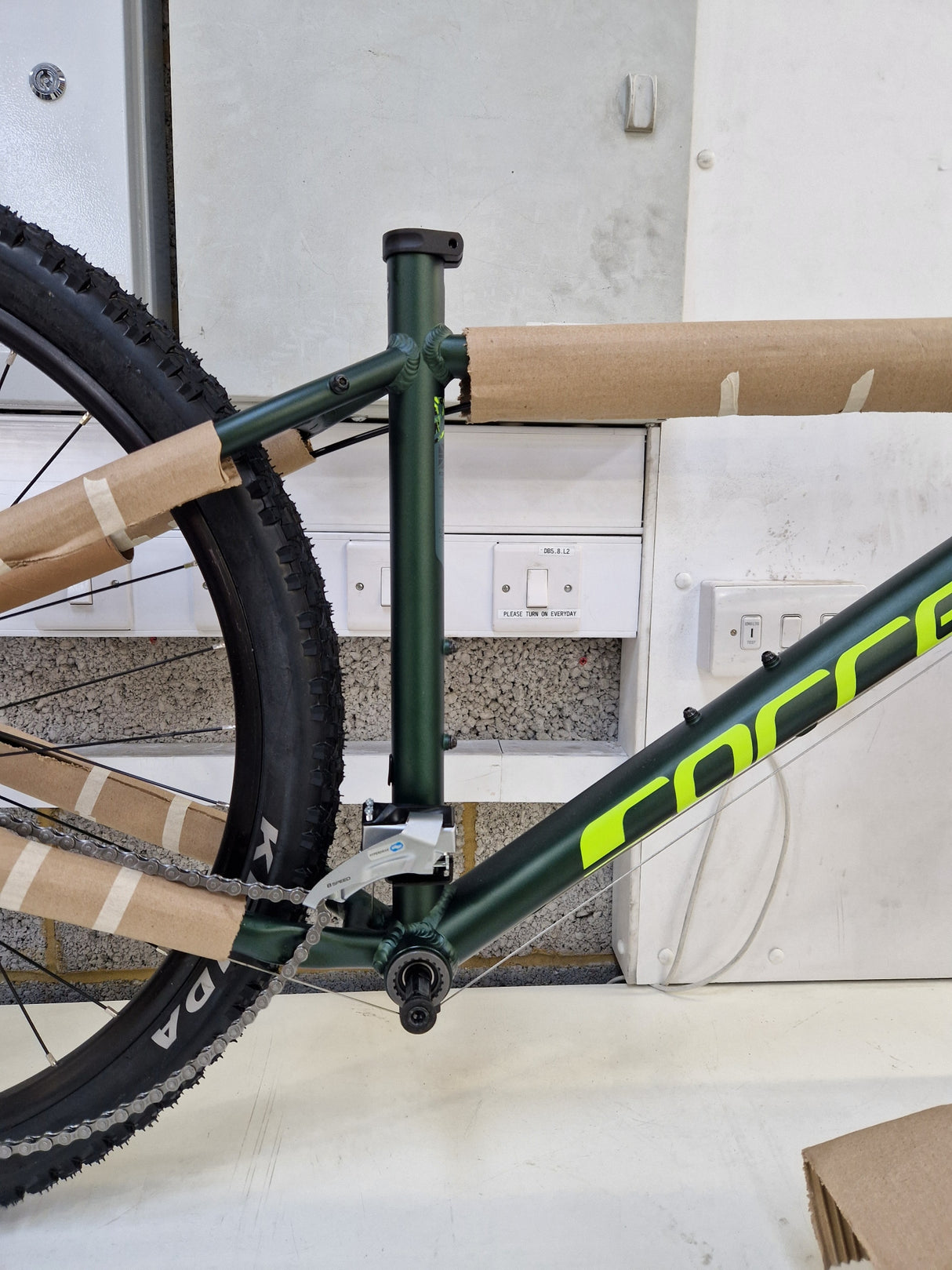 Carrera Vengeance Men's 16 Speed Medium 18'' Alloy Mountain Bike - Green
