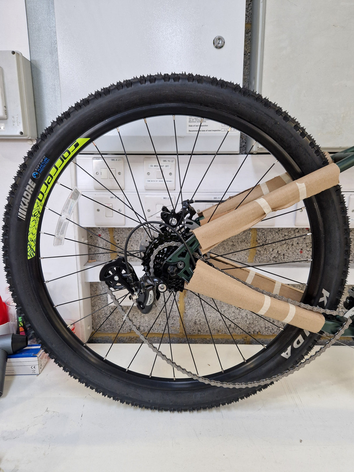 Carrera Vengeance Men's 16 Speed Medium 18'' Alloy Mountain Bike - Green