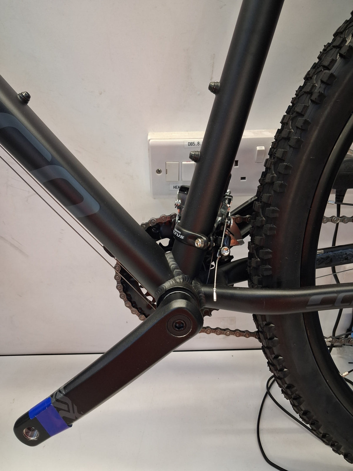 Carrera Vengeance Men's 16 Speed Mountain Bike - Large 20'' Frame - Black