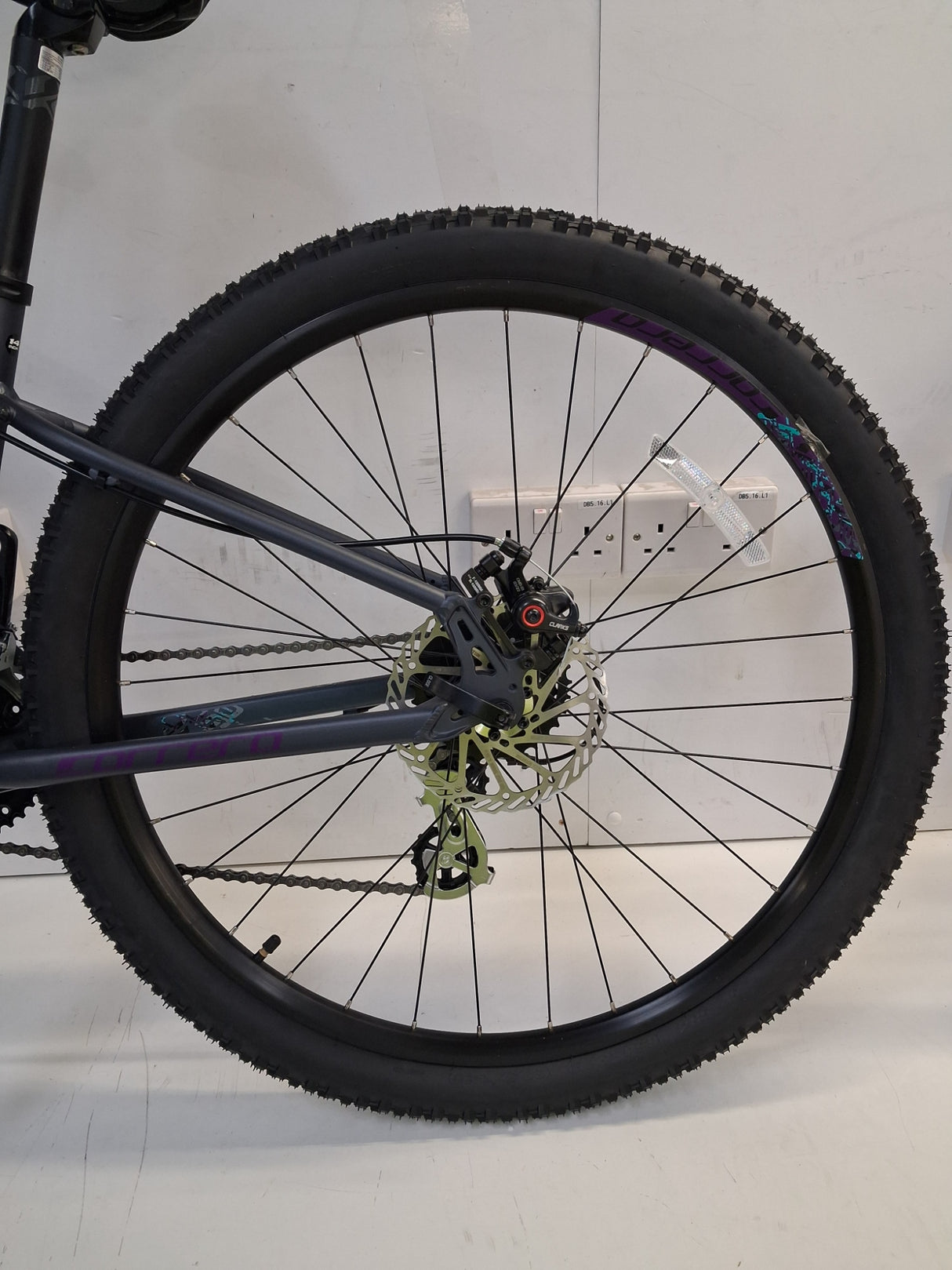 Carrera Vengeance Disc Womens 16-Speed Mountain Bike - Grey - Small 14''