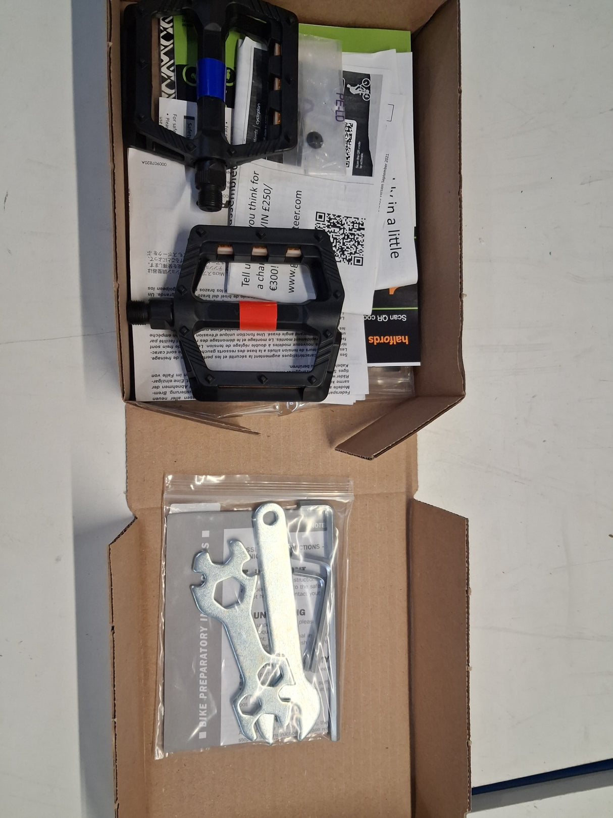 Carrera Parva Mens 14-Speed V-Brakes Age 14+ Hybrid Bike - Silver - Small