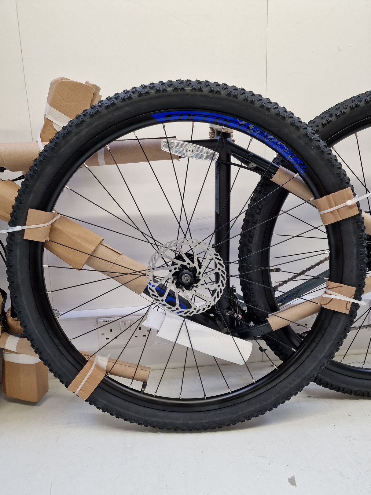 Carrera Hellcat Mens 16-Speed Hydraulic Mountain Bike - Black - Large 20''