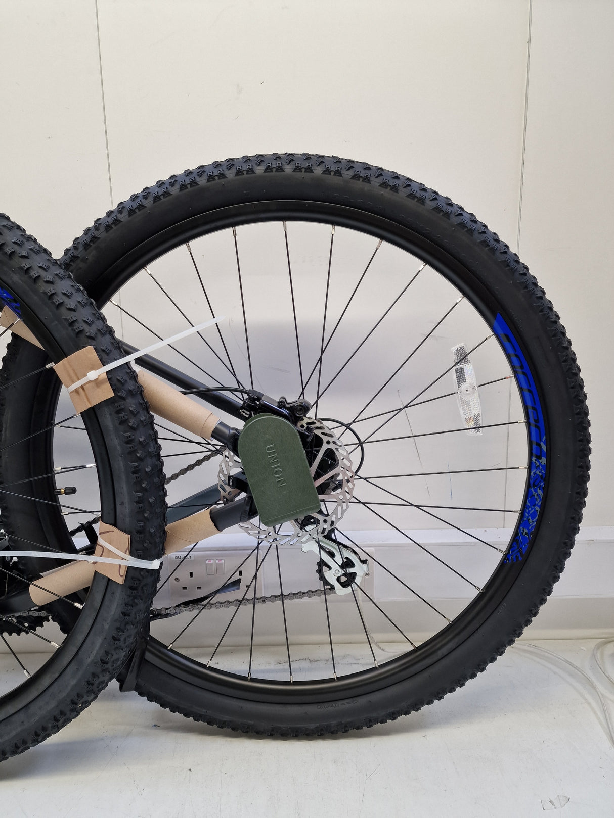 Carrera Hellcat Mens 16-Speed Hydraulic Mountain Bike - Black - Large 20''