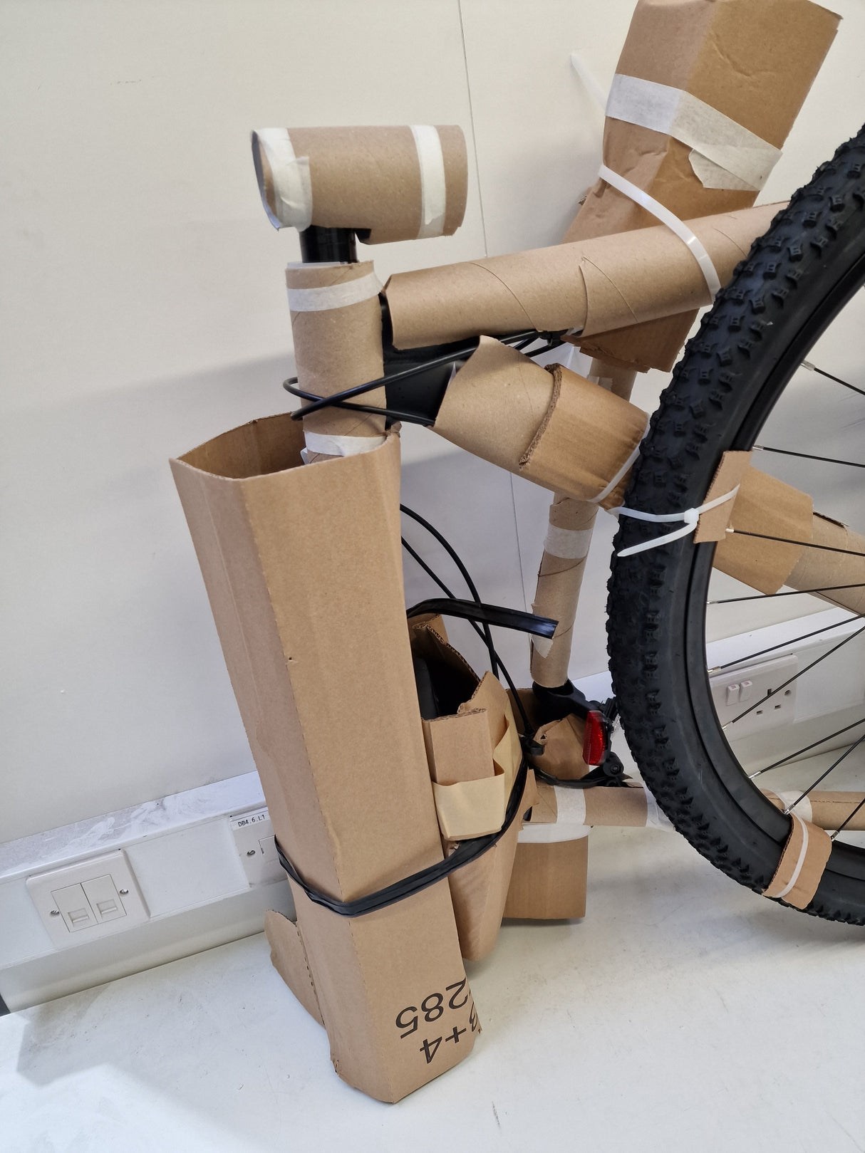 Carrera Hellcat Mens 16-Speed Hydraulic Mountain Bike - Black - Large 20''