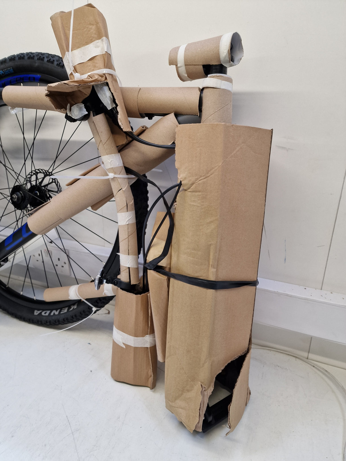 Carrera Hellcat Mens 16-Speed Hydraulic Mountain Bike - Black - Large 20''