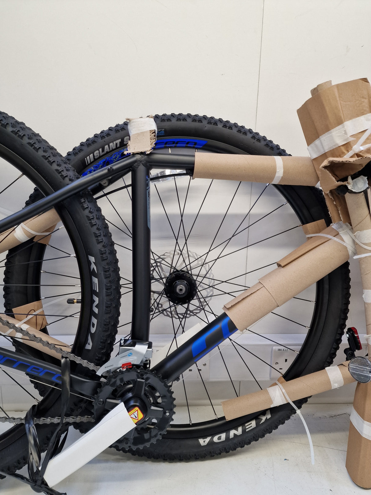 Carrera Hellcat Mens 16-Speed Hydraulic Mountain Bike - Black - Large 20''