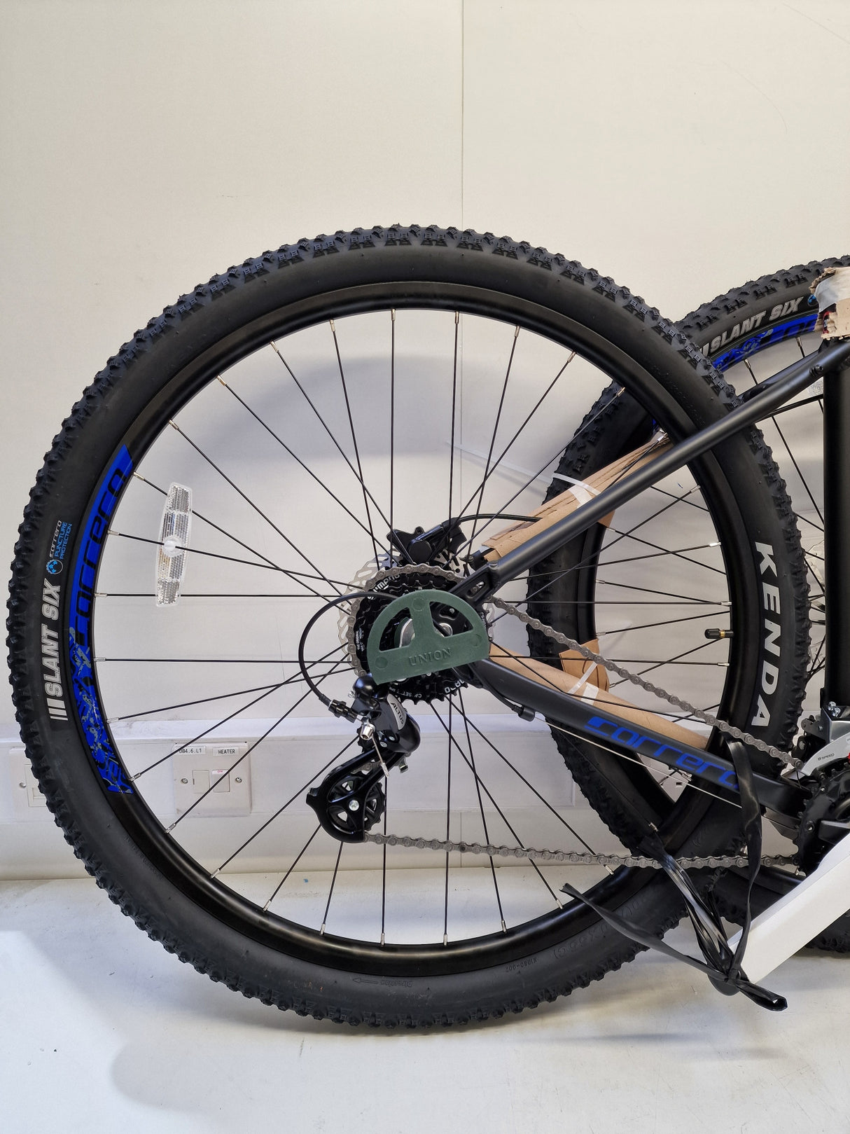 Carrera Hellcat Mens 16-Speed Hydraulic Mountain Bike - Black - Large 20''