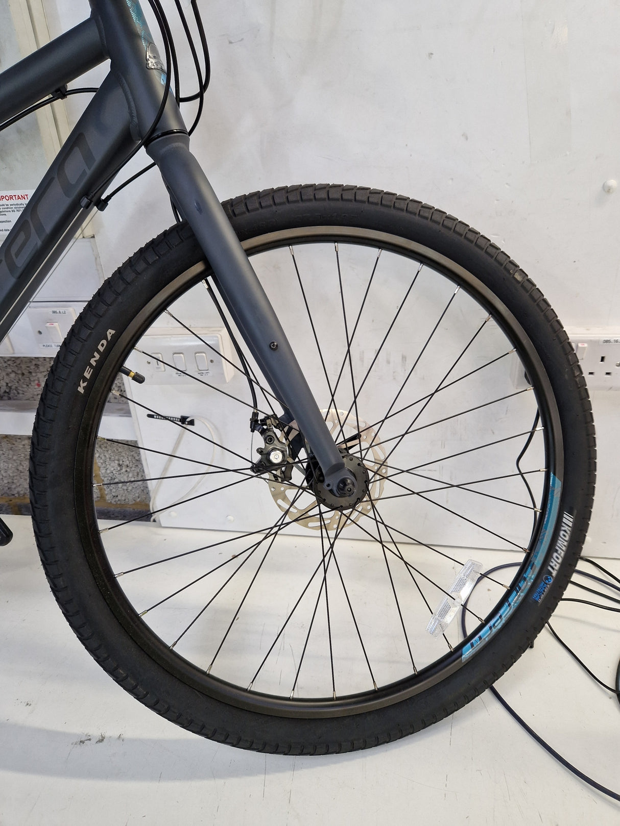 Carrera Subway 1 16-Speed Women's Hybrid Bike 27.5" Wheels - Grey - Small