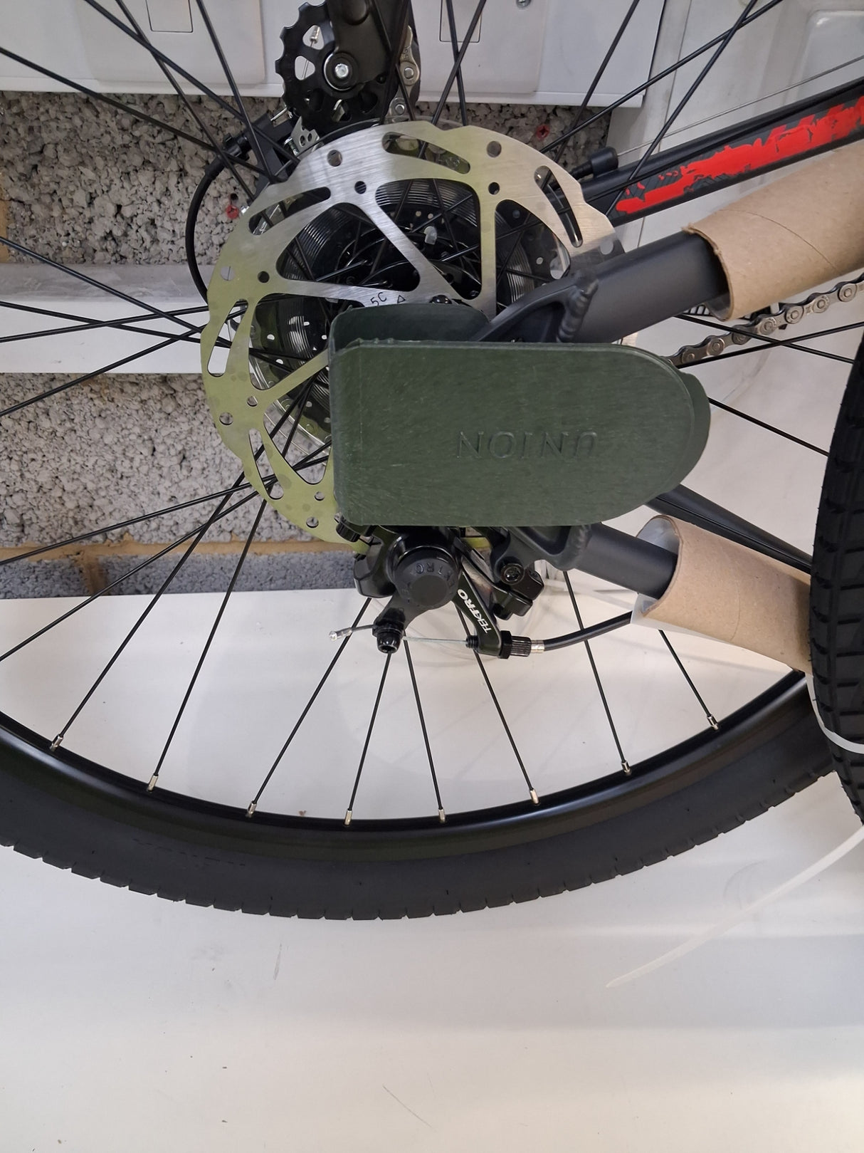 Carrera Subway 1 Mens 16-Speed Disc Brakes Hybrid Bike - Grey - Medium 18''