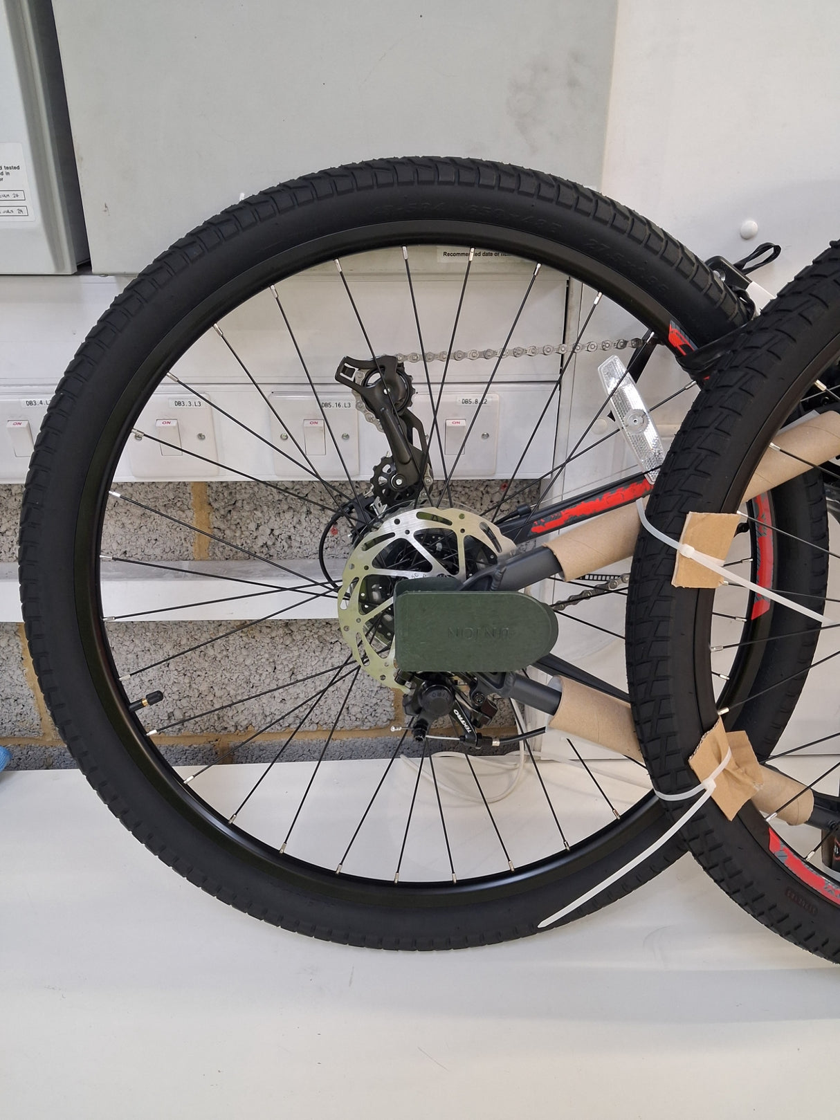 Carrera Subway 1 Mens 16-Speed Disc Brakes Hybrid Bike - Grey - Medium 18''