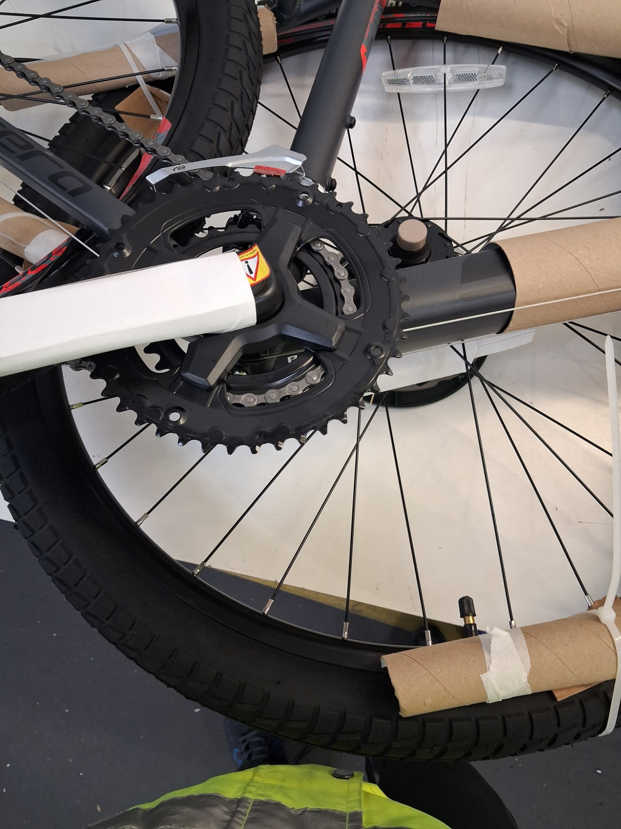 Carrera Subway 1 Mens 16-Speed Disc Brakes Hybrid Bike - Grey - Medium 18''