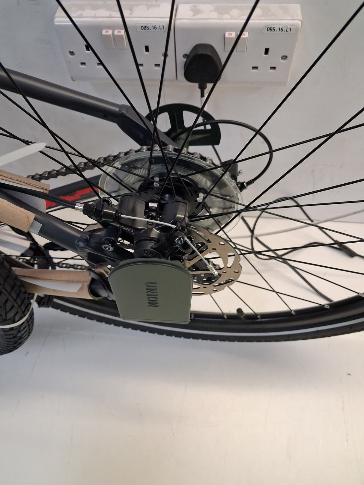 Carrera Subway 1 Mens 16 Speed Disc Brakes Hybrid Bike - Grey - Medium 18''