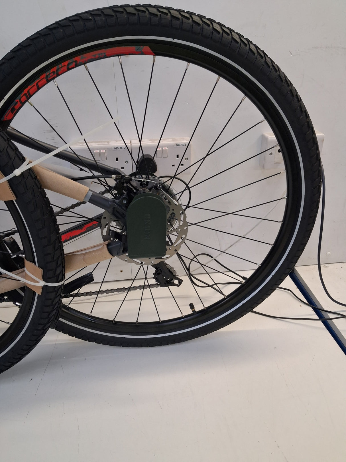 Carrera Subway 1 Mens 16 Speed Disc Brakes Hybrid Bike - Grey - Medium 18''