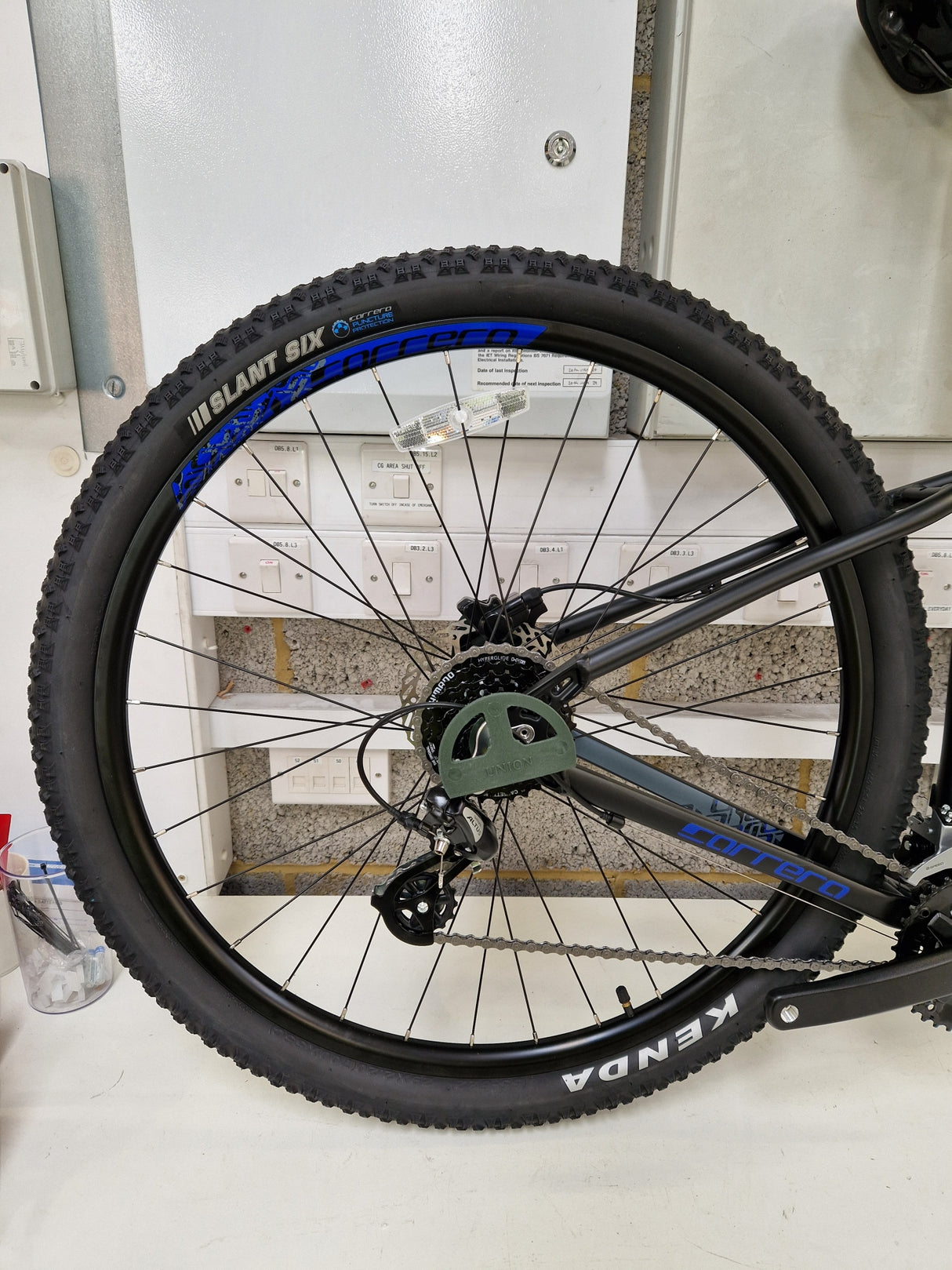 Carrera Hellcat 8-Speed Men's Mountain Bike 29" Wheels - Medium 18" - Black