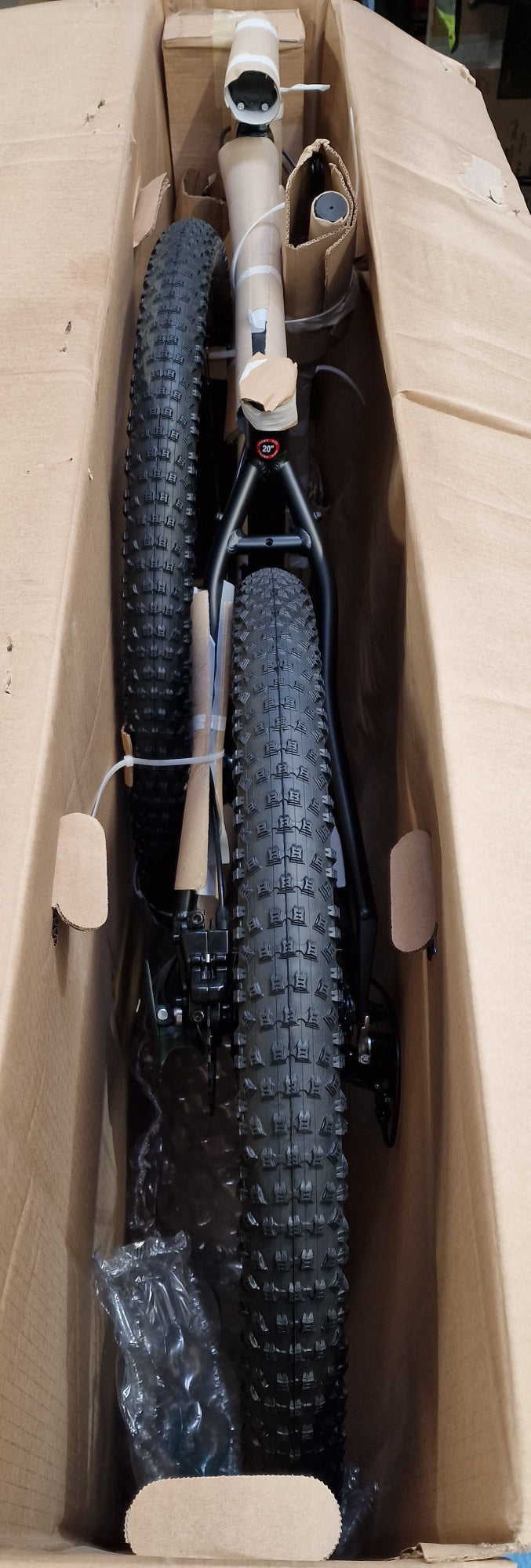 Carrera Hellcat Mens 16-Speed Hydraulic Brakes Mountain Bike ~ Black - L