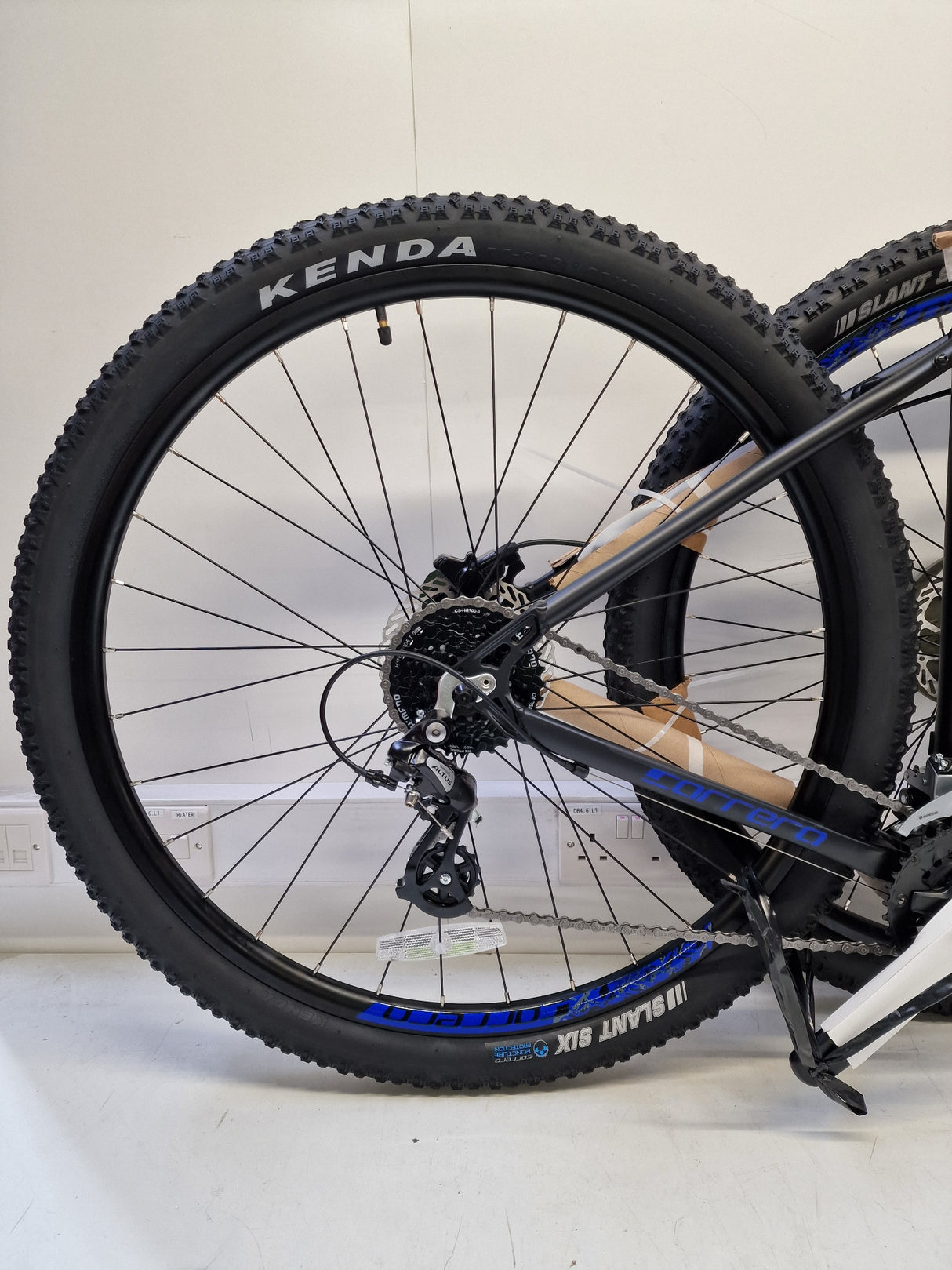 Carrera Hellcat Mens 16-Speed Hydraulic Brakes Mountain Bike ~ Black - L