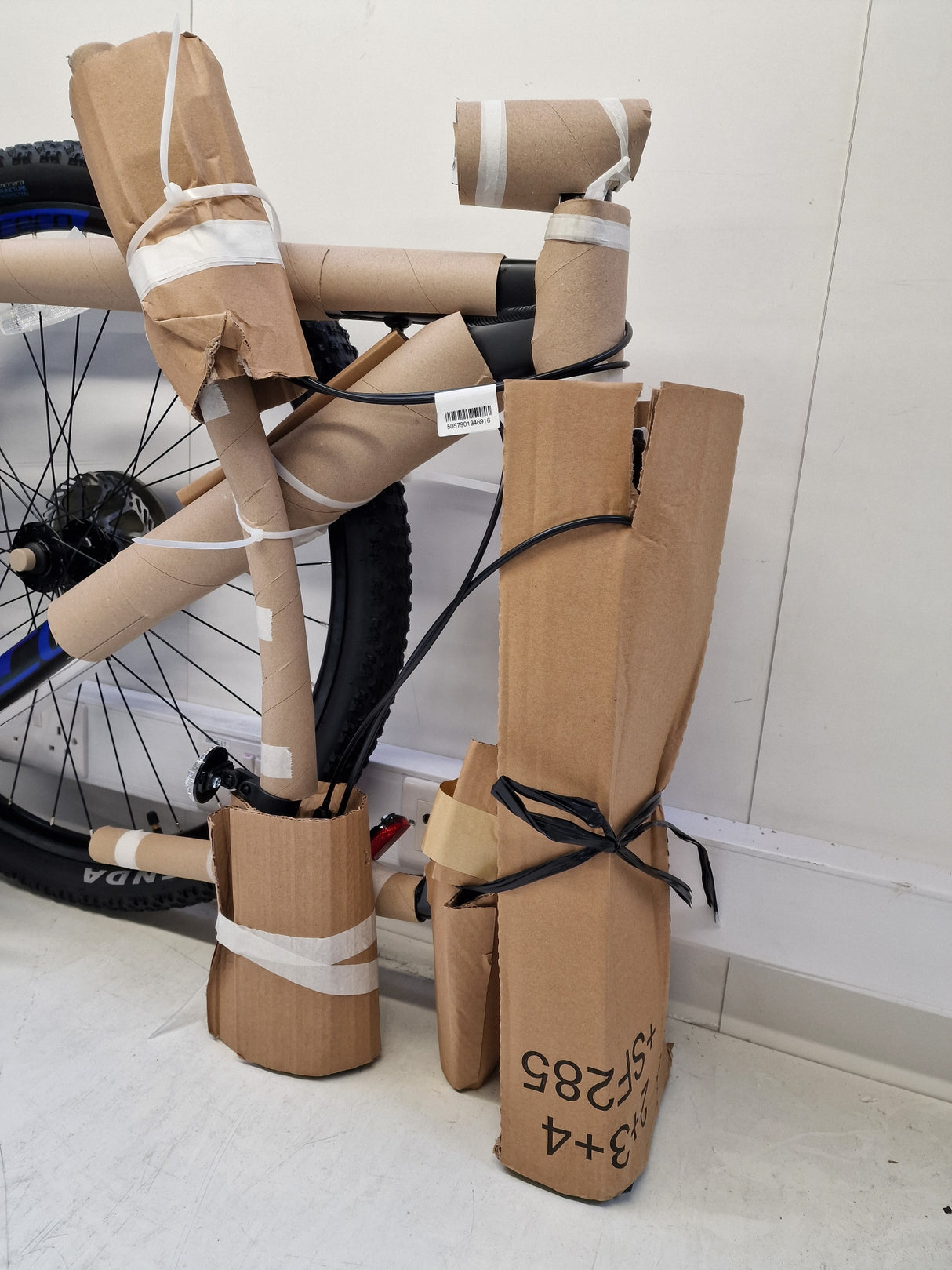 Carrera Hellcat Mens 16-Speed Hydraulic Brakes Mountain Bike ~ Black - L