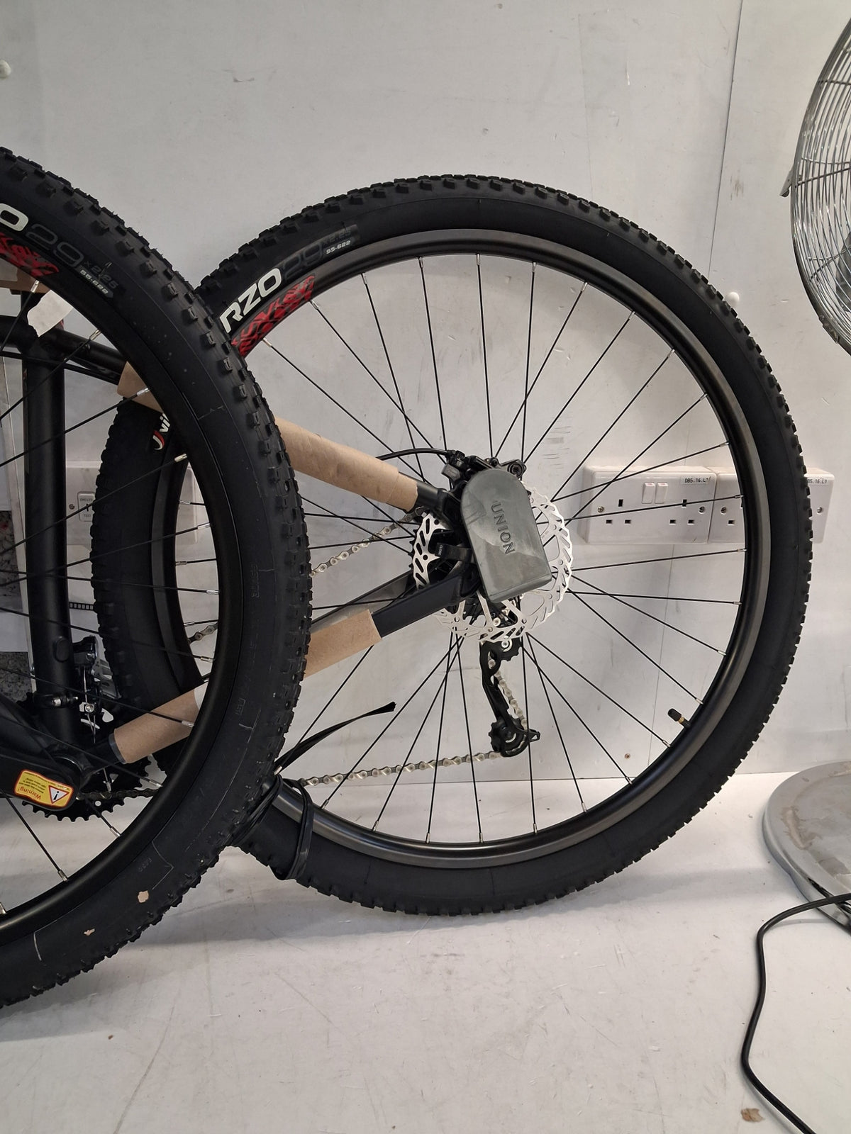 Carrera Hustle 18-Speed 27.5" Wheels Men's Mountain Bike Medium - Black/Red