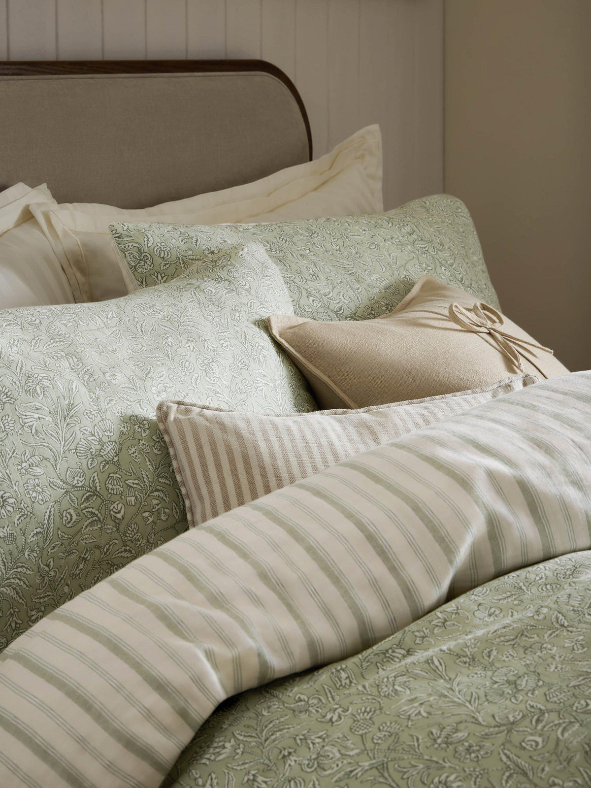 Laura Ashley Elmdon Reversible Duvet Cover Set - Super King 260 x 220cm Sage
