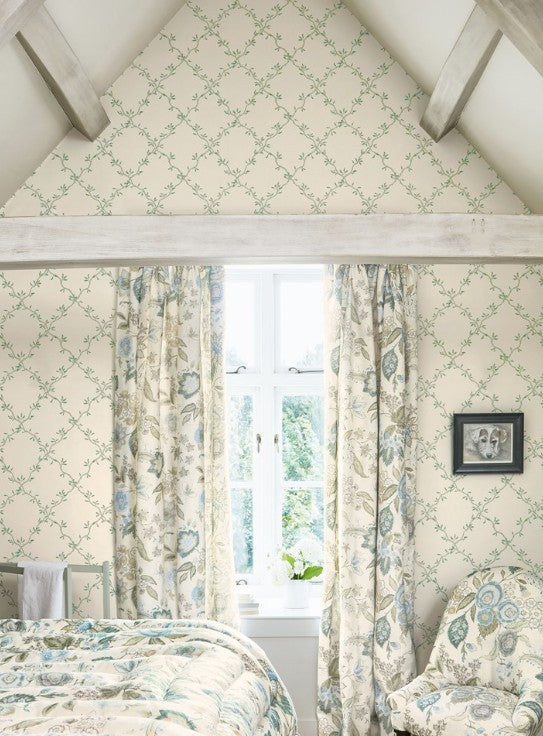Colefax and Fowler 07706/02 Leaf Trellis Wallpaper L10m x W52cm - Pale Green